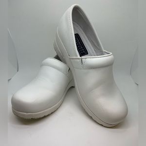 Cherokee nursing shoes size 7,5 white in a good condition